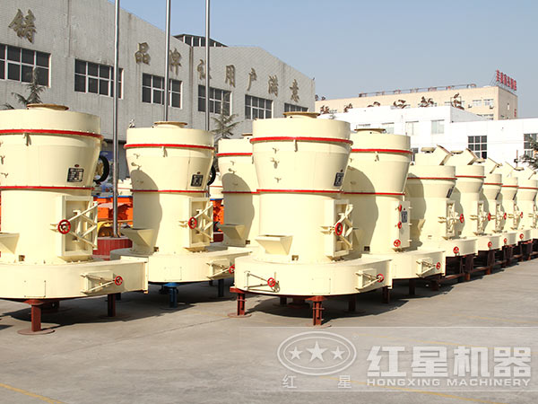 廠區(qū)擺放整齊的磨粉設備 廠區(qū)擺放整齊的磨粉設備