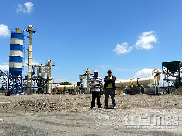 干式球磨機磨粉現(xiàn)場 干式球磨機磨粉現(xiàn)場