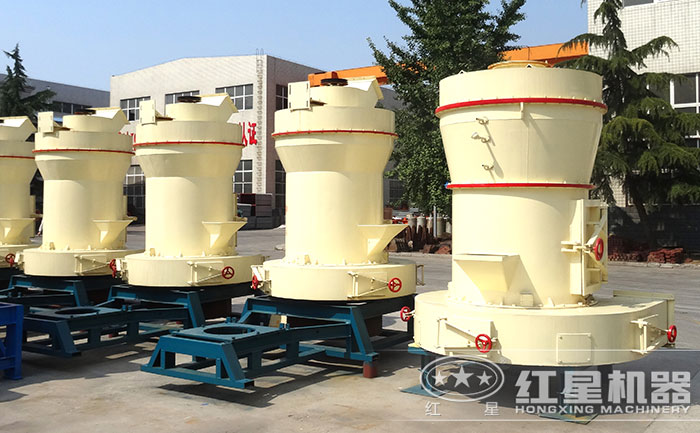 廠區(qū)擺放整齊的小型磨粉機 廠區(qū)擺放整齊的小型磨粉機