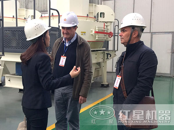 技術(shù)人員對(duì)客戶提出的制砂機(jī)問題作出問答