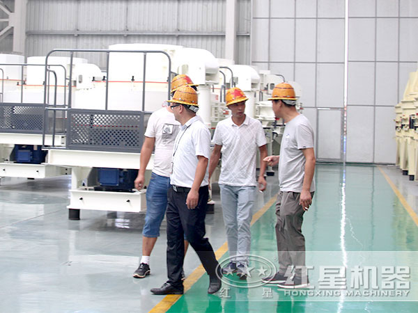 來廠參觀制砂機的客戶 來廠參觀制砂機的客戶