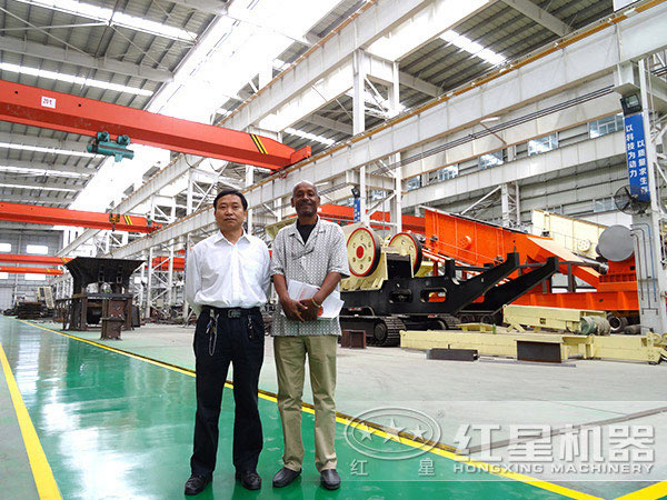 小型履帶移動制砂機(jī)生產(chǎn)現(xiàn)場 小型履帶移動制砂機(jī)生產(chǎn)現(xiàn)場