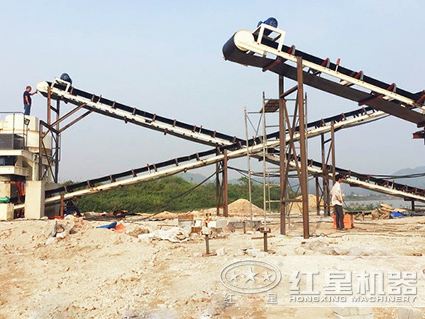 風(fēng)化砂制砂機(jī)作業(yè)現(xiàn)場 風(fēng)化砂制砂機(jī)作業(yè)現(xiàn)場