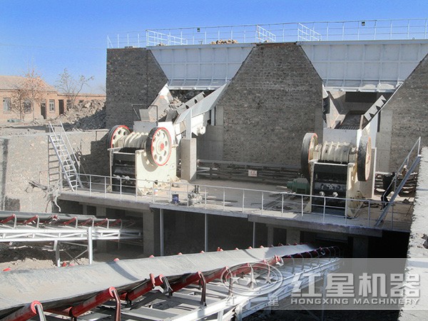 顎式破碎機(jī)作業(yè)現(xiàn)場(chǎng) 顎式破碎機(jī)作業(yè)現(xiàn)場(chǎng)