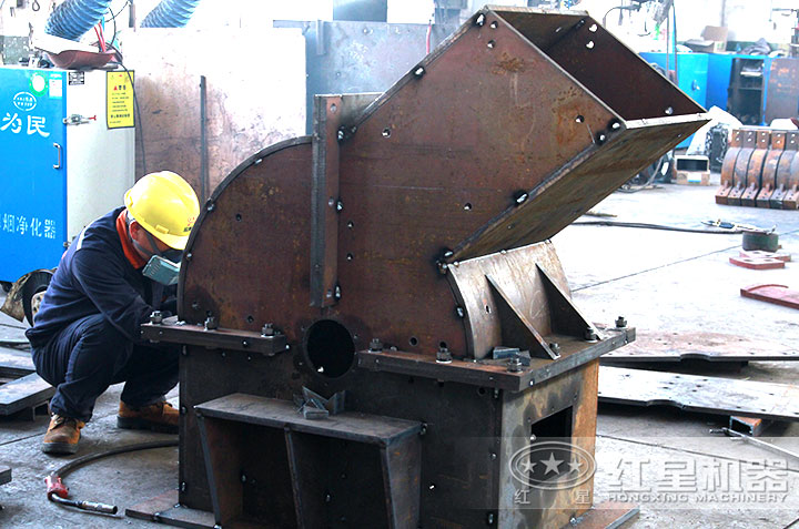 正在認(rèn)真作業(yè)的操作人員 正在認(rèn)真作業(yè)的操作人員