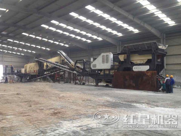 時(shí)產(chǎn)400噸混凝土移動破碎站生產(chǎn)現(xiàn)場