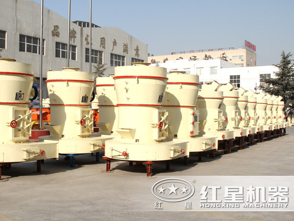 廠區(qū)內(nèi)擺放整齊的磨粉機