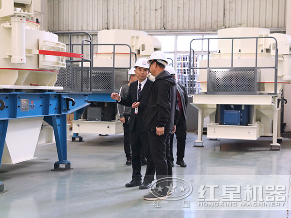 技術(shù)經(jīng)理為客戶介紹制砂機(jī) 技術(shù)經(jīng)理為客戶介紹制砂機(jī)