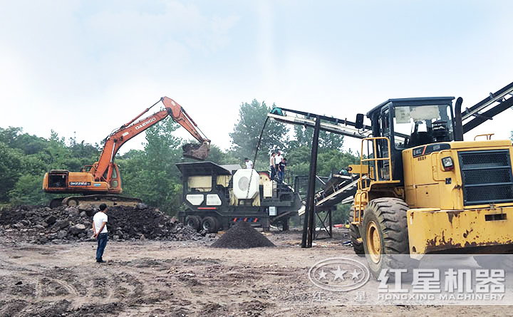 移動(dòng)式煤矸石制砂機(jī)工作現(xiàn)場