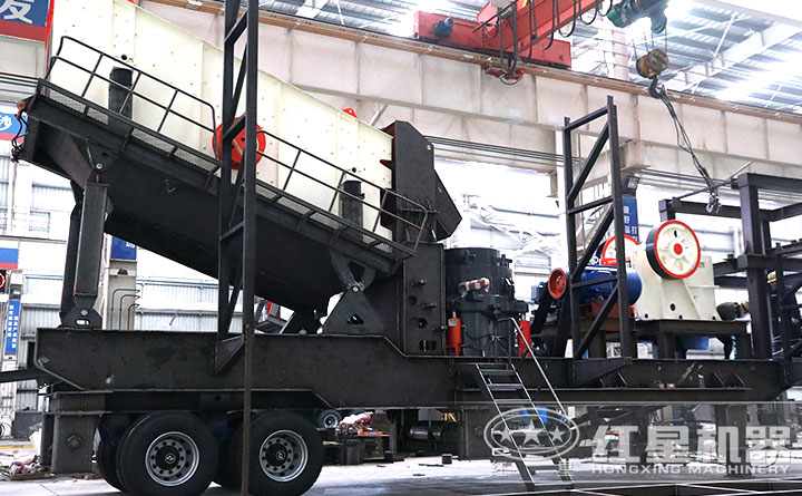 移動(dòng)破碎機(jī)焊接現(xiàn)場(chǎng) 移動(dòng)破碎機(jī)焊接現(xiàn)場(chǎng)