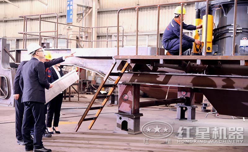 技術(shù)人員指導(dǎo)工人安裝、調(diào)試移動破