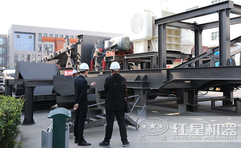 參觀、考察移動(dòng)碎石機(jī)的客戶