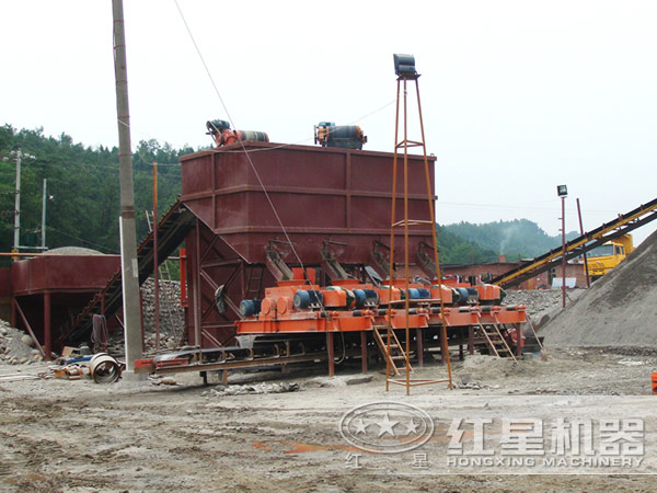 齒輥破碎機(jī)作業(yè)現(xiàn)場(chǎng) 齒輥破碎機(jī)作業(yè)現(xiàn)場(chǎng)