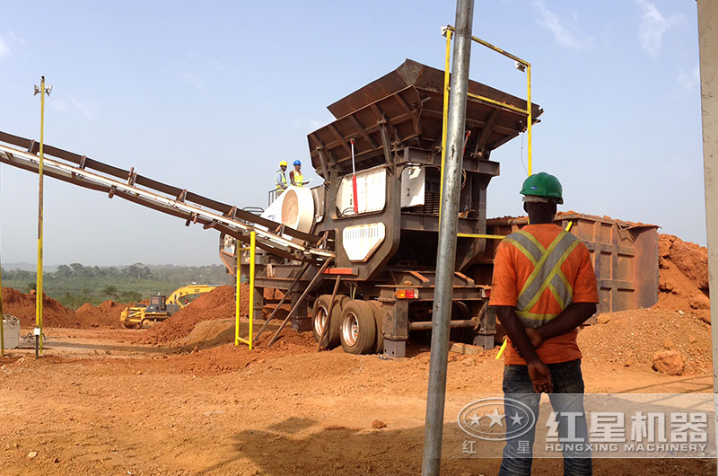 顎式移動破碎機(jī)作業(yè)現(xiàn)場