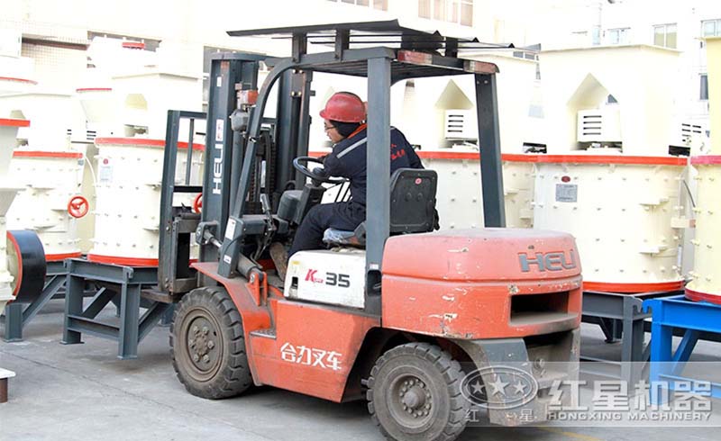 廠區(qū)擺放整齊的立式復合破碎機 廠區(qū)擺放整齊的立式復合破碎機