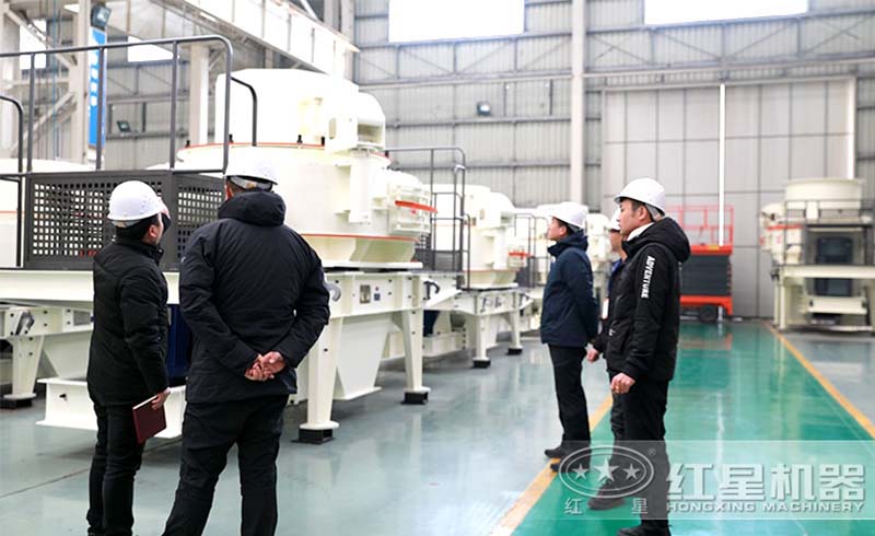 客戶來(lái)廠參觀廠區(qū)及制砂機(jī)生產(chǎn)車間 客戶來(lái)廠參觀廠區(qū)及制砂機(jī)生產(chǎn)車間