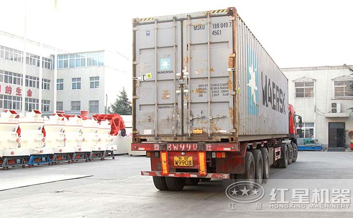 已經(jīng)裝車要上路的對輥機 已經(jīng)裝車要上路的對輥機