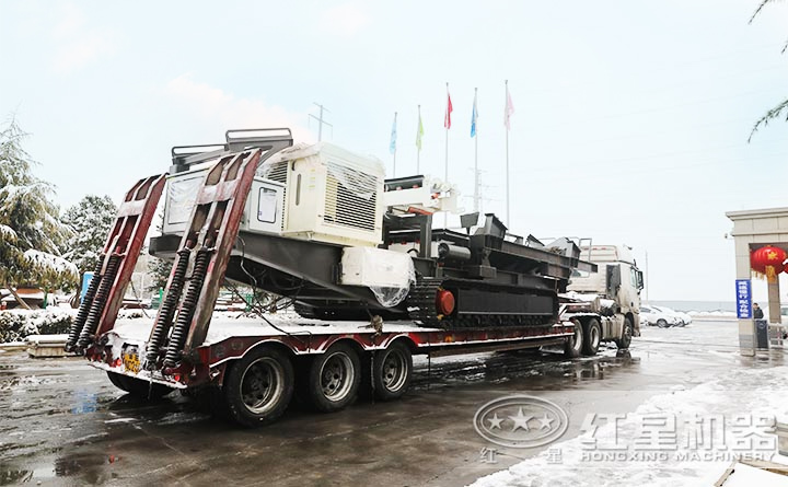 雪后又一臺移動破碎車發(fā)貨了 雪后又一臺移動破碎車發(fā)貨了