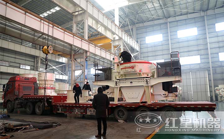 工人對(duì)要發(fā)貨的制砂機(jī)進(jìn)行固定 工人對(duì)要發(fā)貨的制砂機(jī)進(jìn)行固定