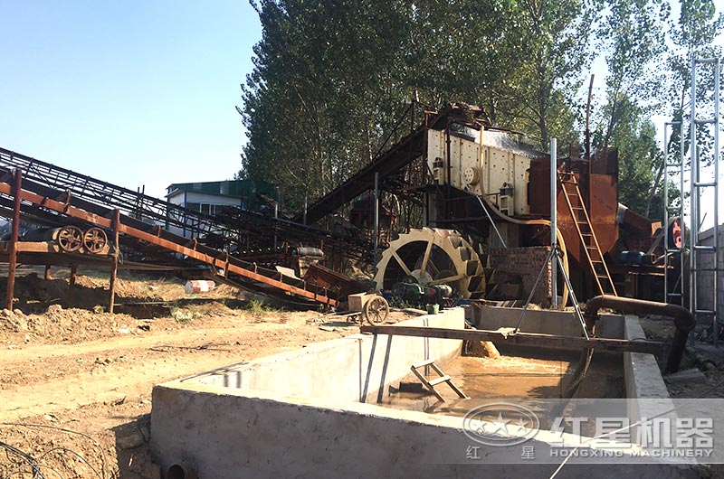 制砂、洗砂現(xiàn)場(chǎng)，污水沉淀，循環(huán)使用