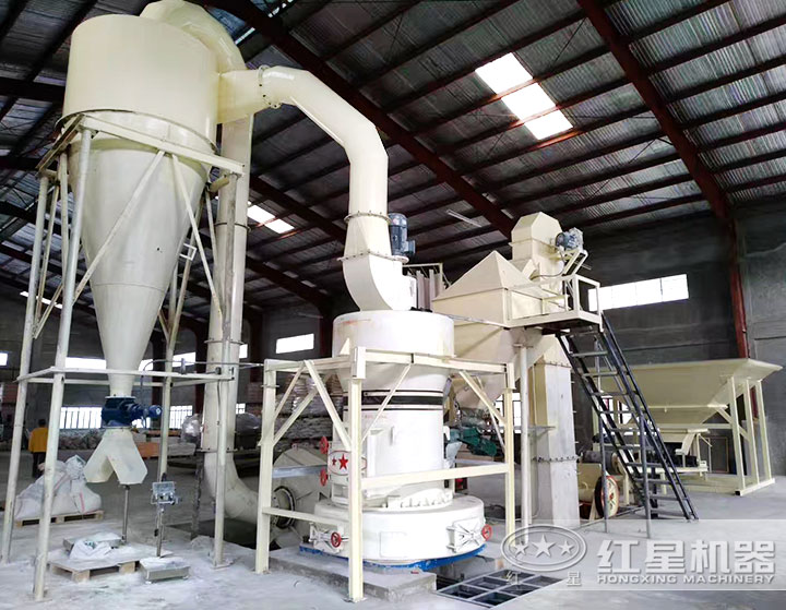 磨粉機(jī)作業(yè)現(xiàn)場(chǎng) 磨粉機(jī)作業(yè)現(xiàn)場(chǎng)