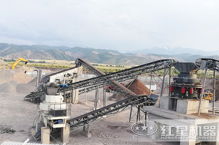 鵝卵石制砂現(xiàn)場(chǎng) 鵝卵石制砂現(xiàn)場(chǎng)