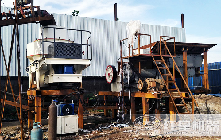 鵝卵石制砂現(xiàn)場(chǎng) 鵝卵石制砂現(xiàn)場(chǎng)