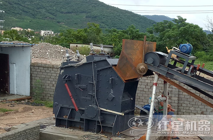 石灰石破碎現(xiàn)場(chǎng) 石灰石破碎現(xiàn)場(chǎng)