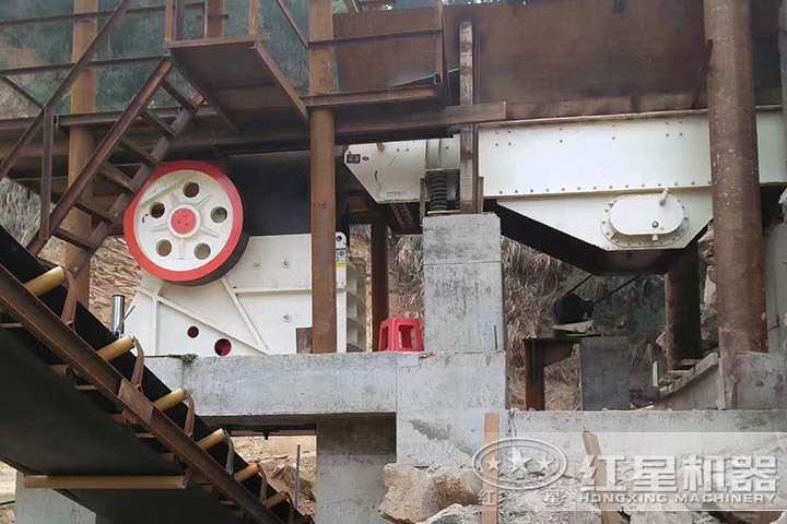 顎式破碎機(jī)現(xiàn)場(chǎng) 顎式破碎機(jī)現(xiàn)場(chǎng)