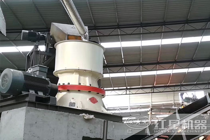 圓錐破碎機(jī)現(xiàn)場(chǎng) 圓錐破碎機(jī)現(xiàn)場(chǎng)