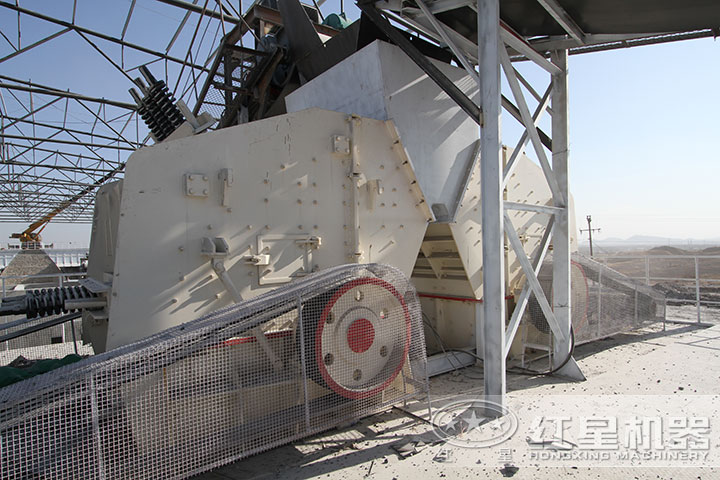 反擊式破碎機(jī)現(xiàn)場(chǎng) 反擊式破碎機(jī)現(xiàn)場(chǎng)