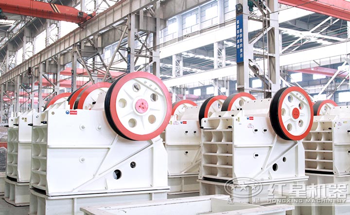 采用“V”型破碎腔，破碎比大