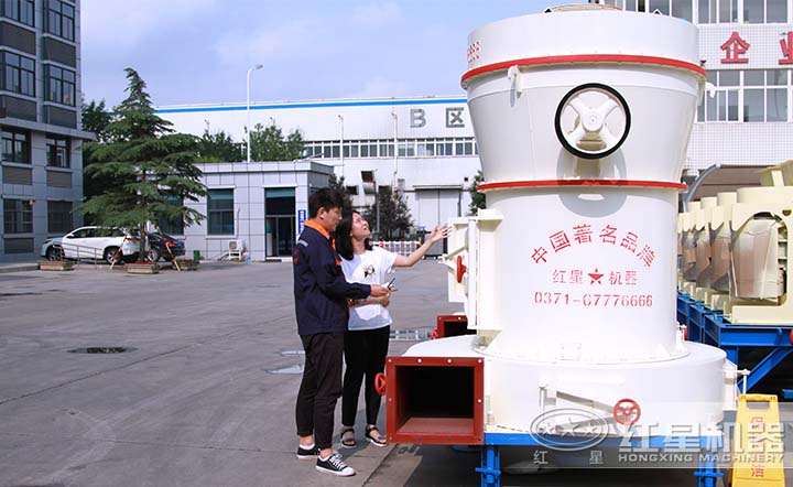 經(jīng)理為客戶介紹磨粉設(shè)備 經(jīng)理為客戶介紹磨粉設(shè)備