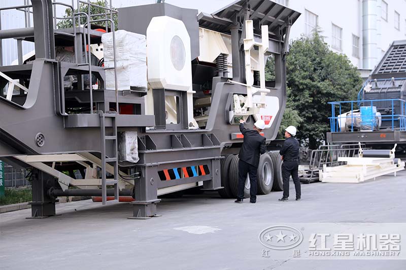 經(jīng)理為來廠客戶講解設備 經(jīng)理為來廠客戶講解設備