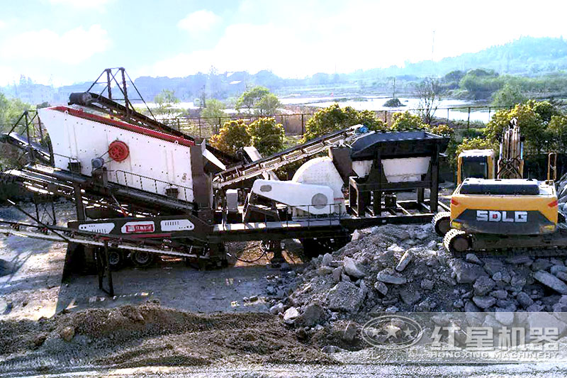 移動重錘式碎石車現(xiàn)場 移動重錘式碎石車現(xiàn)場
