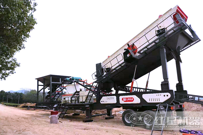 山東泰安小型移動(dòng)破碎制砂機(jī)生產(chǎn)現(xiàn)場(chǎng) 山東泰安小型移動(dòng)破碎制砂機(jī)生產(chǎn)現(xiàn)場(chǎng)