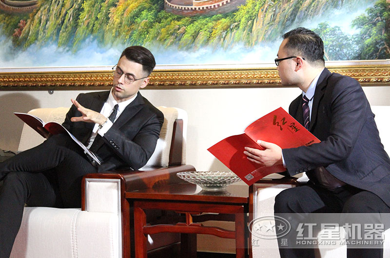 紅星產(chǎn)品經(jīng)理接待來(lái)廠客戶(hù) 紅星產(chǎn)品經(jīng)理接待來(lái)廠客戶(hù)