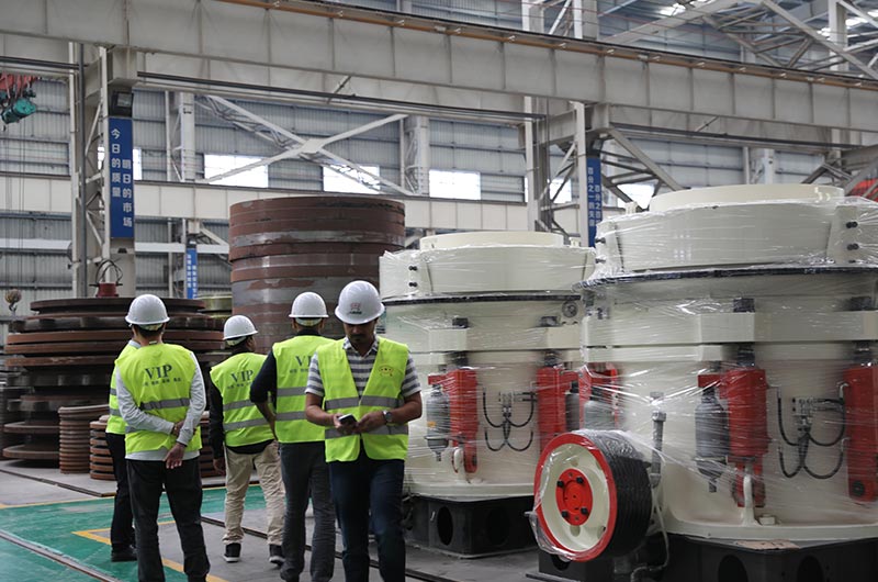 客戶來廠考察花崗巖碎石制砂設(shè)備 客戶來廠考察花崗巖碎石制砂設(shè)備