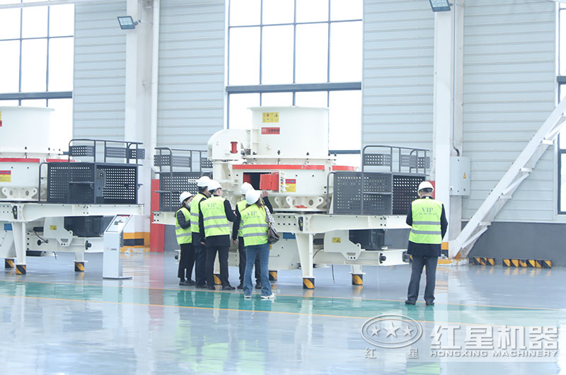 客戶來廠考察青石制砂機(jī)設(shè)備 客戶來廠考察青石制砂機(jī)設(shè)備